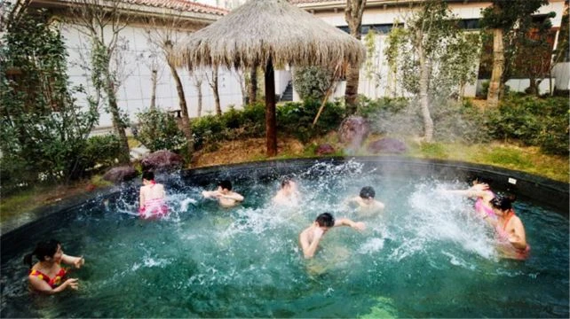 海角网花瓣浴温泉池养生体验